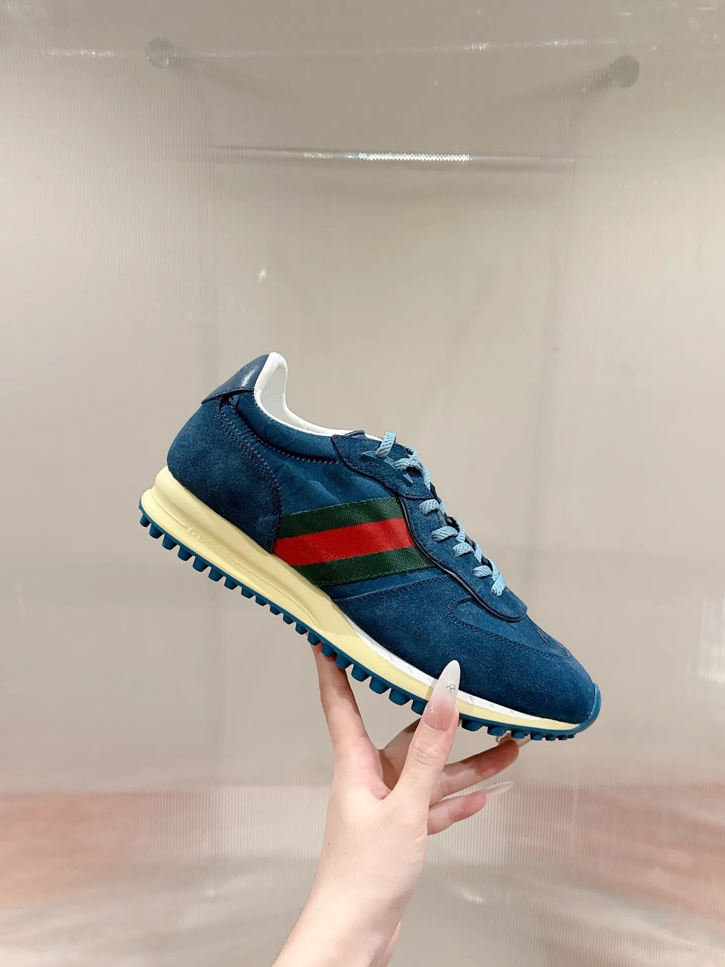 p700🐮🐮 GUCCI 2025 latest spring and summer catwalk style sports shoes Forrest Gump shoes 25 super popular show items with high appearance rate and many celebrities and Internet celebrities. The classic shoe design uses innovative stitching technology to create a water-like flowing texture. Super comfortable on the feet. Leather splicing and breathable logo fabric with classic green and red webbing embellishment. All show the brand tone (buttons are removable) original molded combination outsole ▪️Size: Male 39-44 (Male 45, customized, non-returnable)